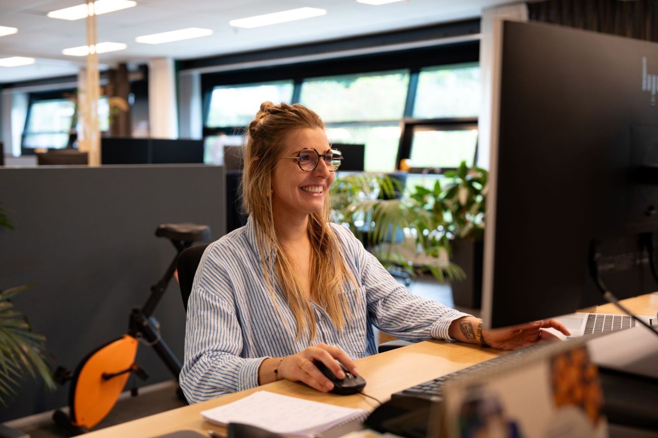 Emilie achter computer