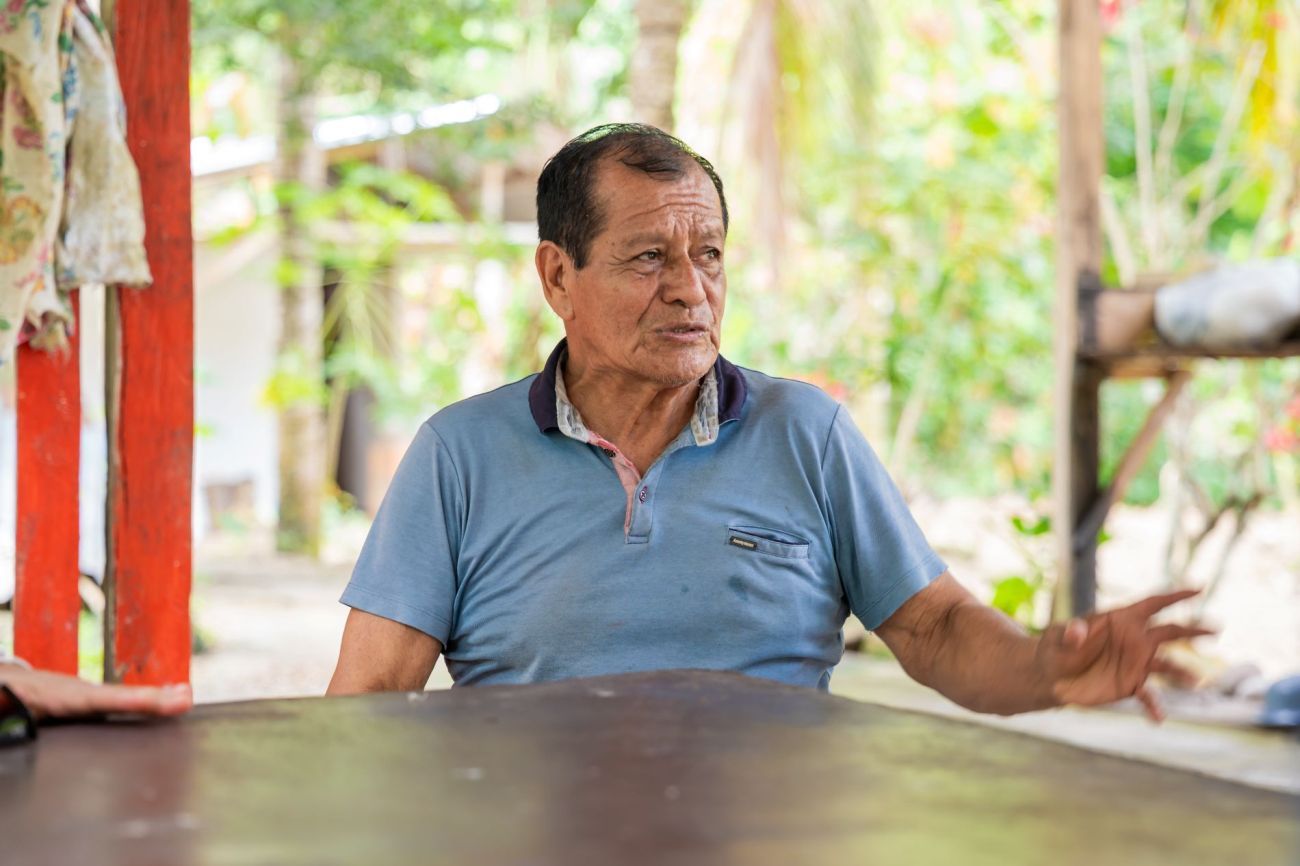Farmer Lincor explaining cocoa