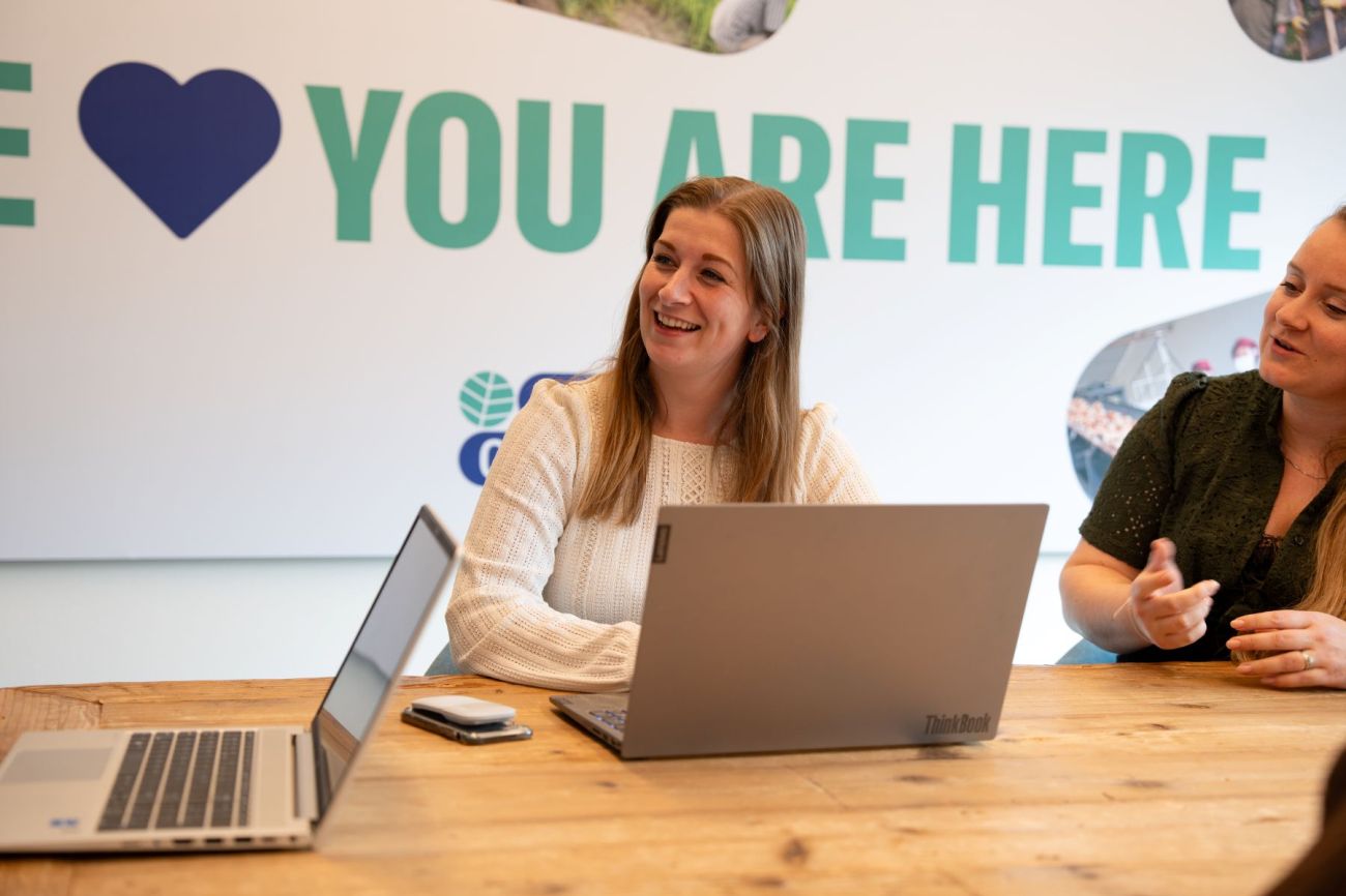 Mariska smiling behind her laptop